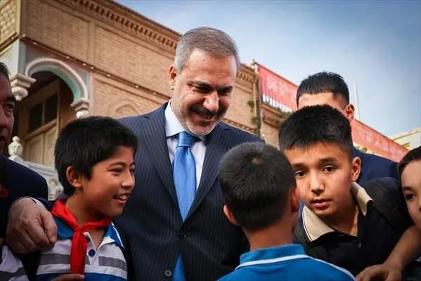 bakan-fidan-urumci-ve-kasgar-ziyaretinde-yasli-bir-kadinla-sohbet-edip-dua-istedi-1717627321636.jpeg Renkli görüntüler! Bakan Fidan Kaşgar ziyaretinde yaşlı bir kadınla sohbet edip dua istedi - 1