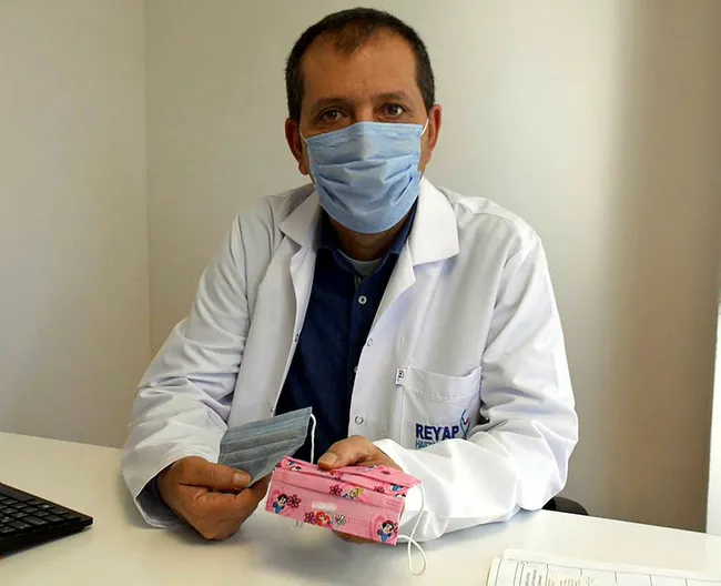 yuz-yuze-egitimde-kucuk-siniflardaki-cocuklari-bekleyen-tehlike-maske-degistirme-1603088406003.jpg Maskelerdeki desen tehlikesi! Küçük sınıflardaki çocuklar maske değiştiriyor - 1