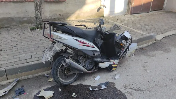 bursada-motosikletli-gencler-olumun-kiyisindan-dondu-1638790988985.jpg Bursa’da motosikletli gençler ölümün kıyısından döndü - 2