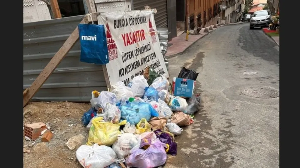 İstanbulluların 'İmamoğlu' çilesi! Zam alamayan İSTAÇ çalışanları eylemde: Çöp dağları ve koku yükselmeye başladı