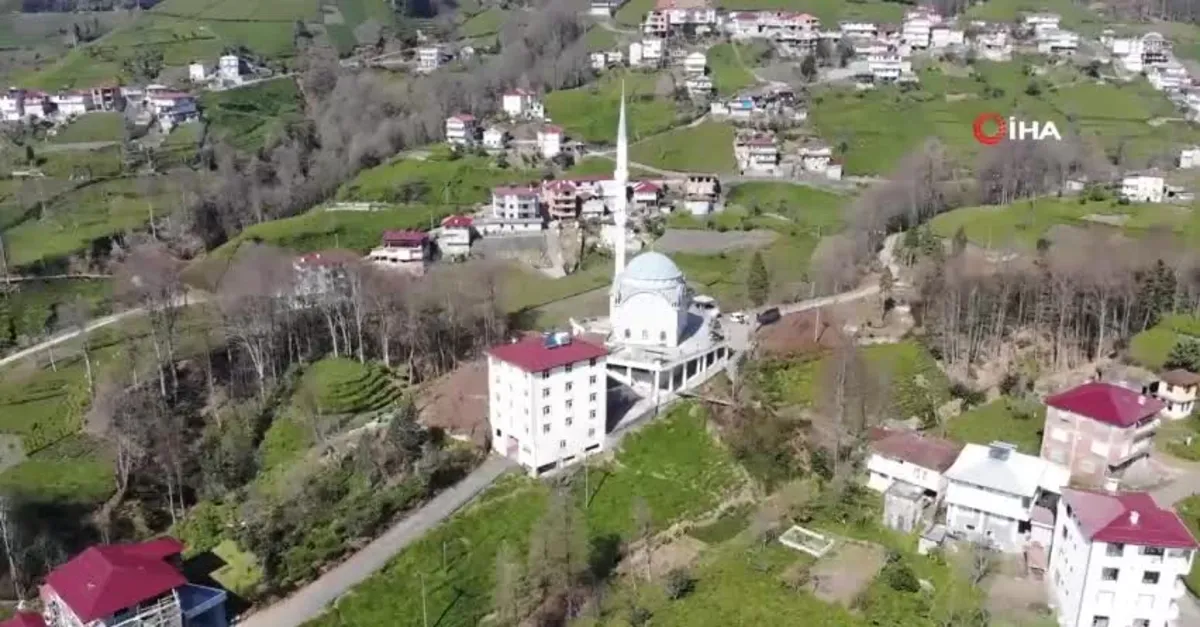 Rize'de cami ve kurs binası altından geçen yol ilgi çekiyor