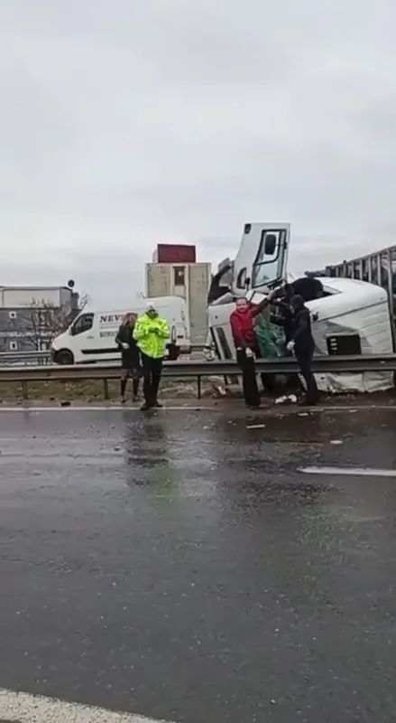 Son dakika: Büyükçekmece'de feci kaza: Tüp yüklü kamyon devrildi! Şoför hayatını kaybetti - 2