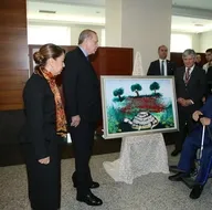 Cumhurbaşkanı Erdoğan, görme engelli ressamın sergisini gezdi
