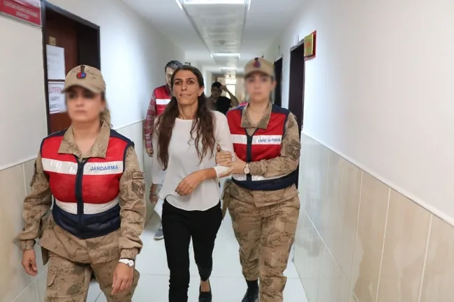 HDP'li eski Kocaköy Belediye Başkanı Rojda Nazlier'e "silahlı terör örgütüne üye olmak" suçundan 9 yıl hapis - 2