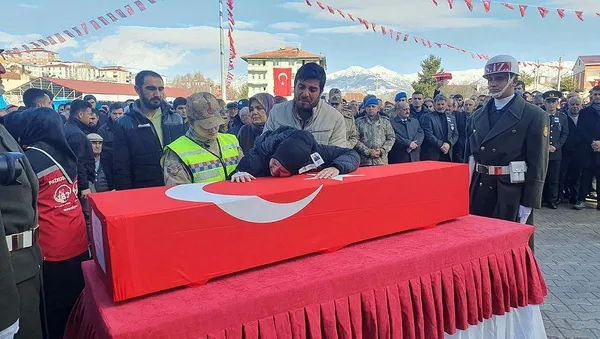 Türkiye kahraman şehitlerini son yolculuğuna uğurladı | Hamile eş ve anneden şehide son veda! 6 ilde tören