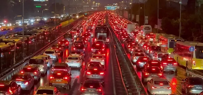 İstanbul'da trafik kilit! Yoğunluk yüzde 90'a ulaştı