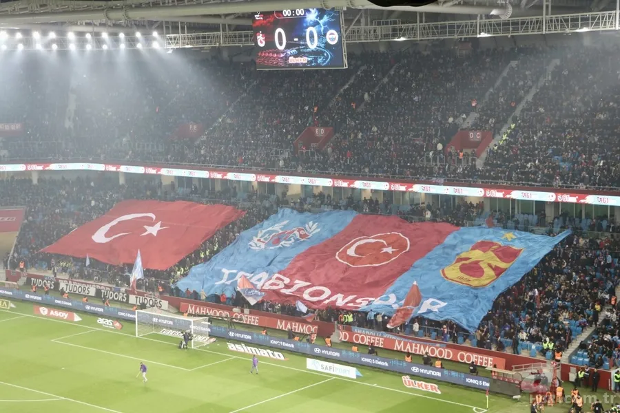 Trabzonspor-Fenerbahçe maçında tribünde Trabzon vurgulu koreografi: "Vatan bölünmez tektir" 2