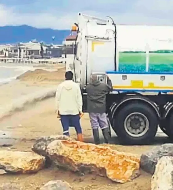 CHP’li Burhaniye Belediyesi’nden çevre katliamı! Mazgal ve menfez pisliğini denize boşalttılar