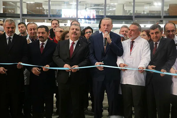 baskan-erdogan-hatay-egitim-ve-arastirma-hastanesi-ile-iskenderun-devlet-hastanesi-acilisinda-aciklamalarda-bu-1706979628579.jpg Başkan Erdoğan, Hatay Eğitim ve Araştırma Hastanesi ile İskenderun Devlet Hastanesi açılışında açıklamalarda bulundu - 2