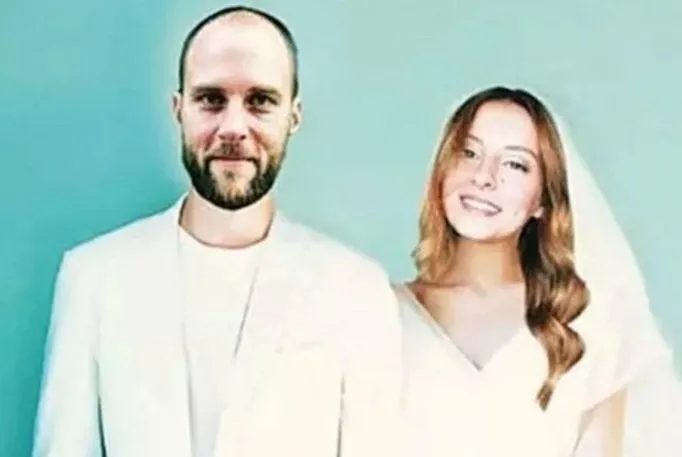 hepsi-grubunun-ereni-ikinci-kez-anne-oluyor-son-goruntusu-dikkat-cekti-1775118960255.jpg Eren Bakıcı ve eşi