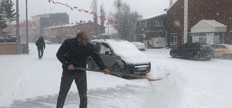 Nisan ayında yağan kar sürücülere zor anlar yaşattı