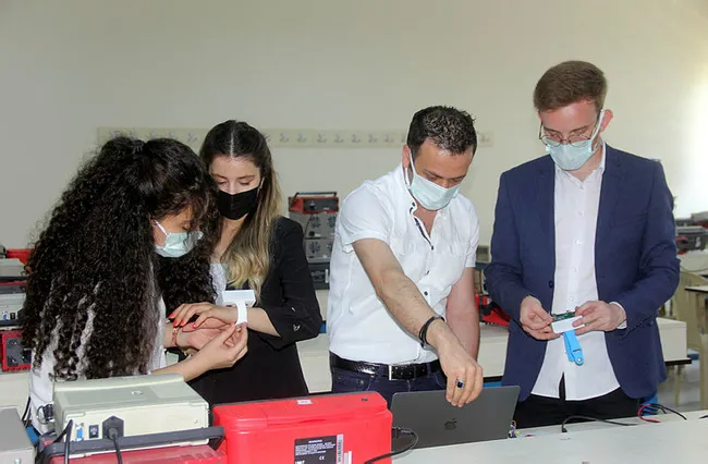 erzincanda-universite-ogrencileri-koronavirus-hastalari-icin-akilli-bileklik-uretti-1624619219315.jpg Erzincan’da üniversite öğrencileri koronavirüs hastaları için akıllı bileklik üretti - 2