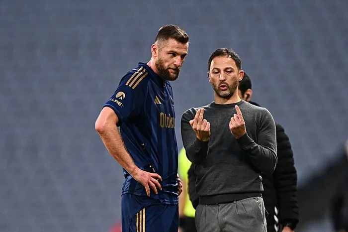 tedescodan-oyuncularina-ovgu-gordugumuz-fenerbahceden-cok-mutluyum-1766252207077.jpeg . Fenerbahçe Teknik Direktörü Domenico Tedesco (sağda), oyuncusu Milan Skriniar'a (solda) taktik verdi (AA)