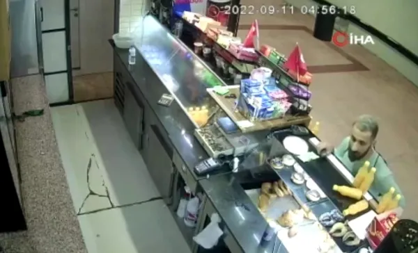 beyoglunda-bir-tuhaf-hirsizlik-bufeden-caldigi-icecekleri-ayni-bufeye-satmaya-calisti-o-anlar-kamerada-1663147460008.jpg