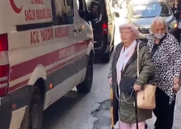 istanbulda-hastaneden-cikan-yasli-kadinlarin-zor-anlari-hicbir-taksi-almadi-1666773276502.jpg