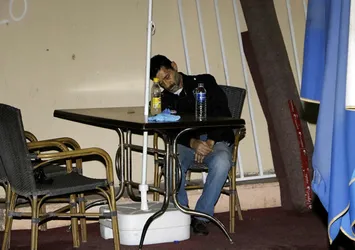 Limonatanın yarısını içti, masada öldü