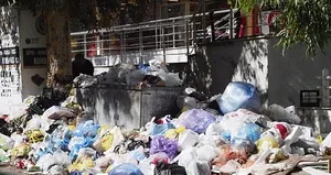 Buca’da çöp yığınları vatandaşı isyan ettirdi