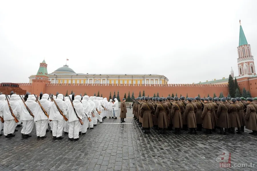Rusya'dan renkli görüntüler! 'Sovyet askerleri' Kızıl Meydan'da... 25