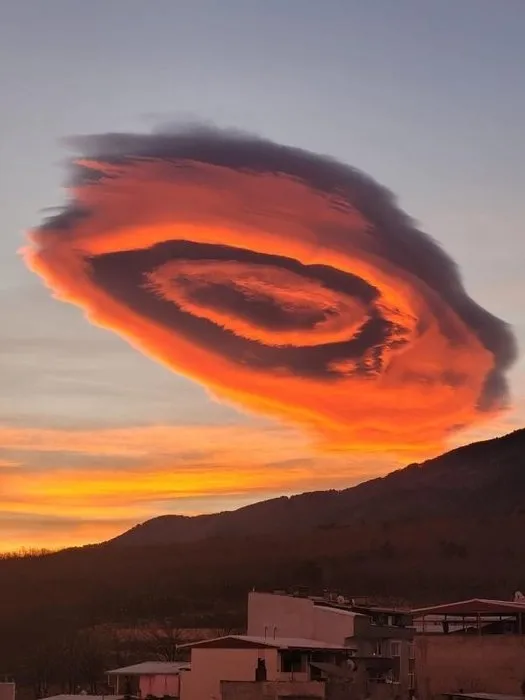 bursada-gorulmustu-mercek-bulutu-dunyanin-gundeminde-1674205567601.jpg Bursa’da görülmüştü! "Mercek bulutu" dünyanın gündeminde - 2