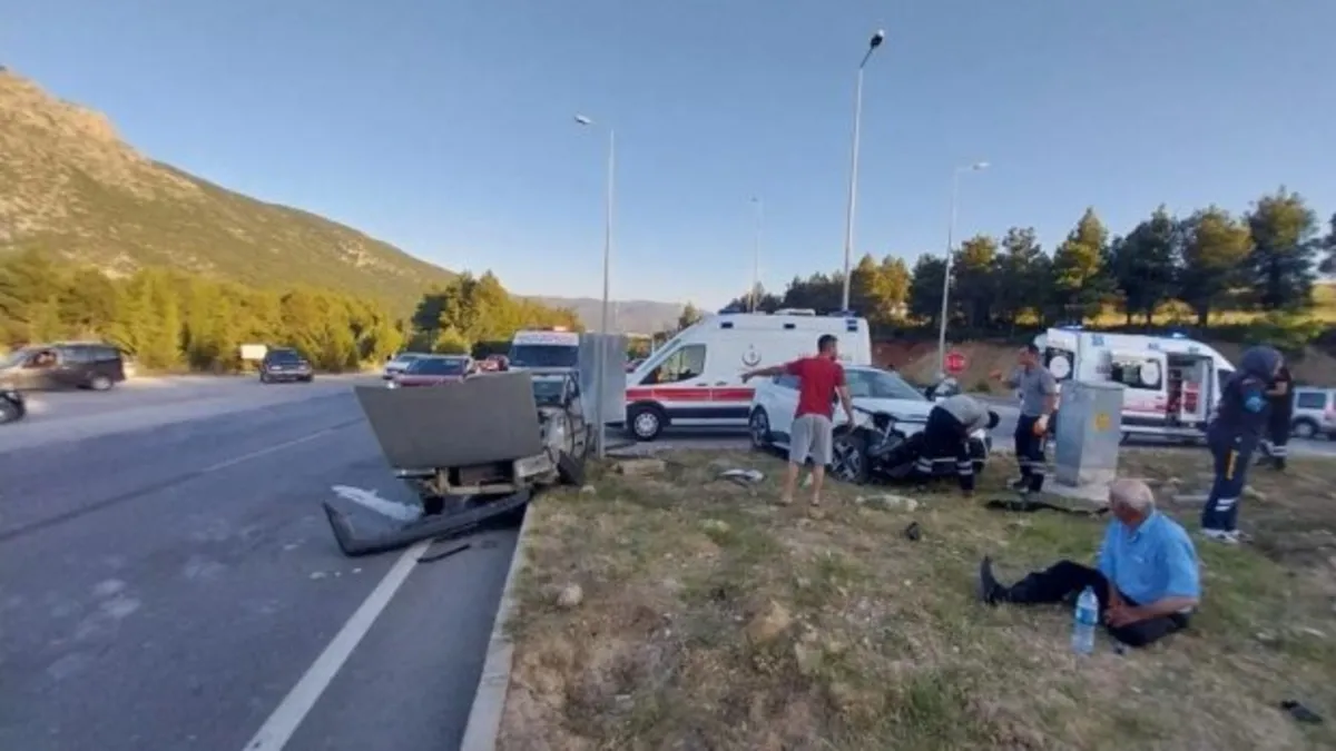 Burdur'da iki otomobil çarpıştı: 2 yaralı