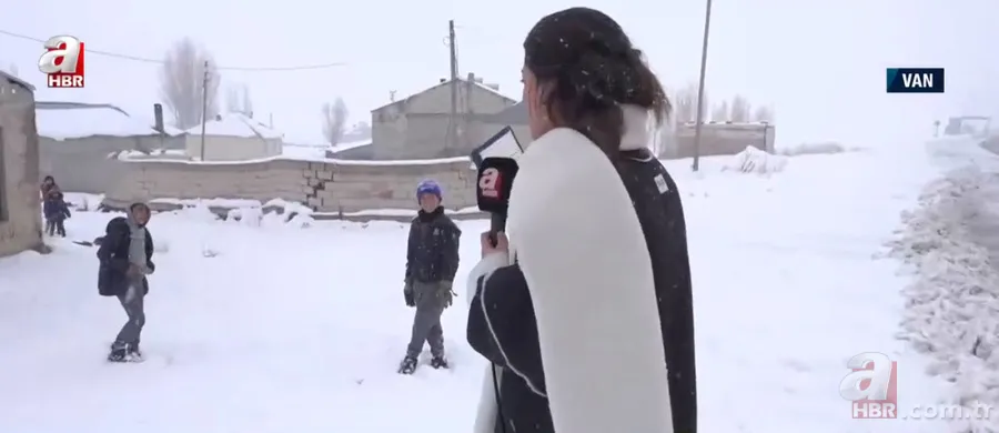 Çanakkale'de yoğun kar ve tipi! Buz pistine dönen yolda zorlu yayın... A Haber muhabiri Tayfun Er son durumu aktardı 17
