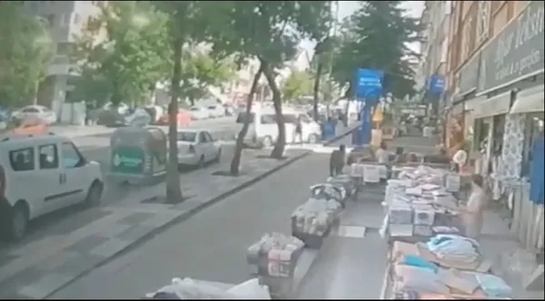 liseli-kizlara-once-laf-atti-sonra-minibusu-uzerlerine-surdu-4-ogrenci-yaralandi-1654877287570.jpg Liseli kızlara önce laf attı sonra minibüsü üzerlerine sürdü! 4 öğrenci yaralandı - 3