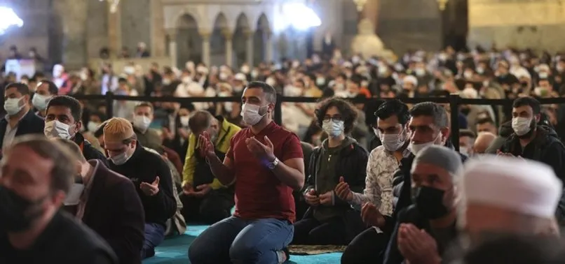 Vatandaşlar cuma için Ayasofya Camii'ne akın etti