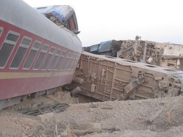 İran'da yolcu treni raydan çıktı! Çok sayıda ölü var - 2