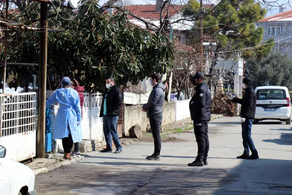 akraba-ziyaretinin-bedeli-agir-oldu-33-kisi-7-evde-karantinaya-alindi-1613928109684.jpg Sakarya'da akraba ziyaretinin bedeli ağır oldu! 33 kişi 7 evde koronavirüs nedeniyle karantinaya alındı - 1