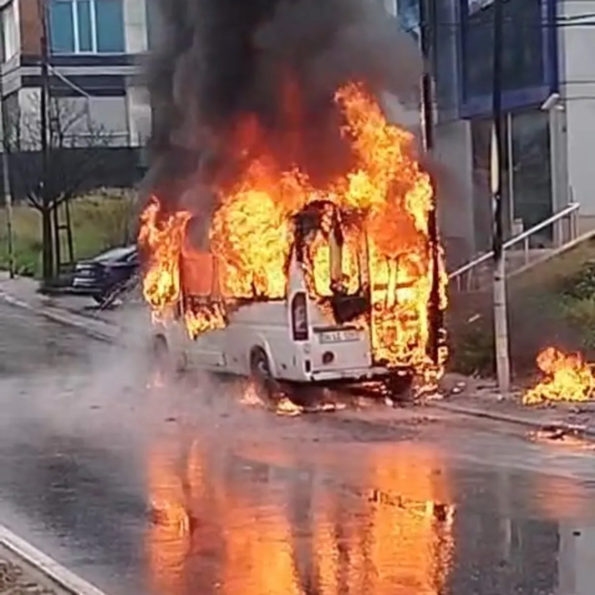 Ümraniye'de servis minibüsü alev alev yandı: Sebebi bulunamadı