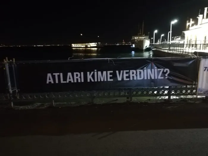 Son dakika: Adalar’da hayvanseverlerden İBB’ye kayıp at tepkisi: Siyah pankart astılar: Hani atlar size emanetti?