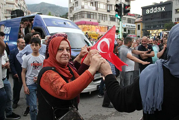 Türkiye’nin 81 ilinden Başkan Erdoğan’ın zaferinin sevinç görüntüleri! Başkan Erdoğan’ın konuşmaları…