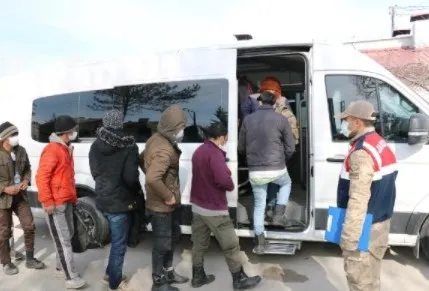 vanda-dere-yatagina-saklanmis-116-afgan-gocmen-yakalandi-1646117395519.jpg Van'da dere yatağına saklanmış 116 Afgan göçmen yakalandı - 1
