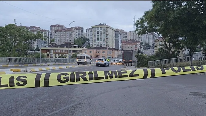 1716608961337.jpeg Pendik'te araç kontrolden çıktı kamyonun altına girdi: 2 yaralı - 2