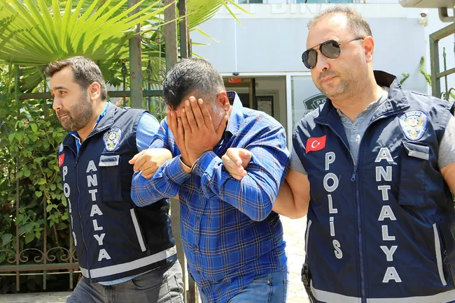 Antalya’da Kazak iş insanına ’Kağıt’tan tuzak! Polis kıskıvrak yakaladı