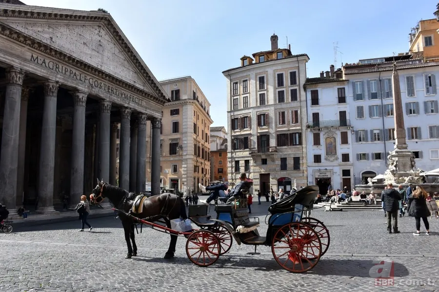 Papa Francis, koronavirüs karantinasında olan Roma caddelerinde gezindi 8