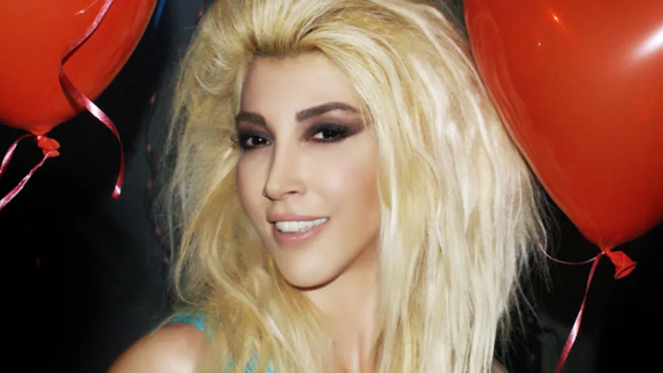 Hande Yener Beşiktaş Fenerbahçe derbisi öncesi öyle bir tahmin yaptı ki...