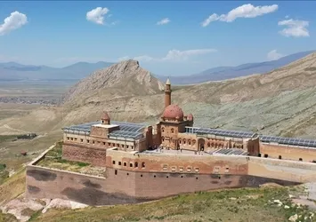 Ağrı'daki İshak Paşa Sarayı'nda ara tatil yoğunluğu yaşanıyor