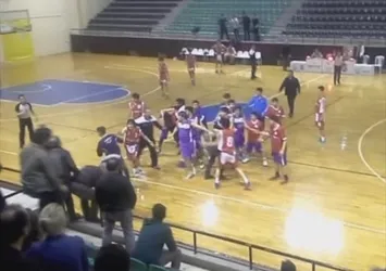 Basketbol maçında yumruklar konuştu