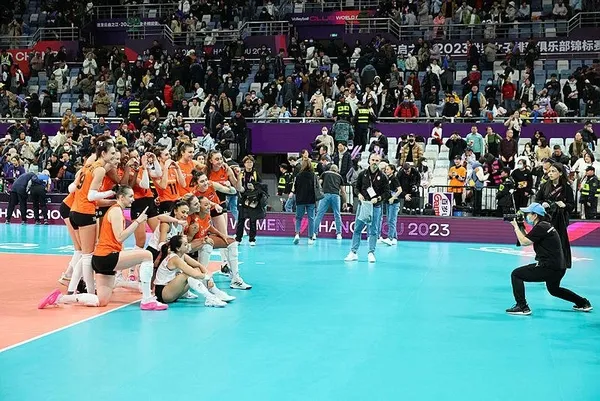 voleybolda-dev-gurur-eczacibasi-ve-vakifbank-finale-yukseldi-tarihte-bir-ilk-olacak-1702731447107.jpeg Voleybolda dev gurur! Eczacıbaşı ve Vakıfbank finale yükseldi! Tarihte bir ilk olacak - 3