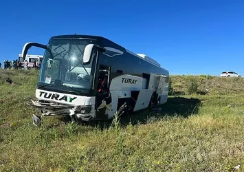 Sivas'ta facianın eşiğinden dönüldü! Yolcu otobüsü yoldan çıktı tarlaya uçtu
