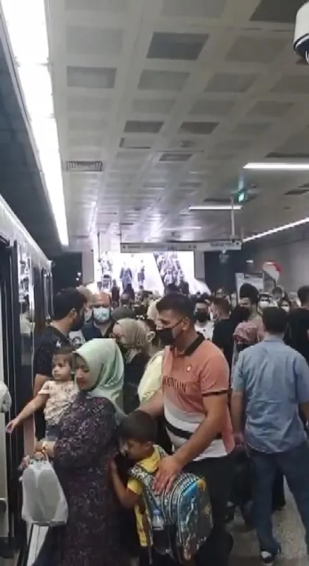 Tramvay arızalandı vatandaş yolda kaldı: Tren büyük olduğu için itemiyoruz - 1