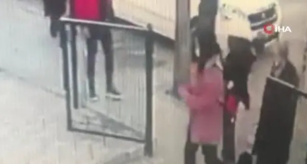 ankarada-cani-baba-engelli-cocugunu-sokak-ortasinda-teklemedi-o-anlar-kamerada-1640612622628.jpg Ankara’da cani baba engelli çocuğunu sokak ortasında teklemedi! O anlar kamerada - 3