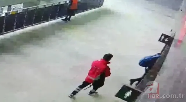 Göztepe - Altay maçı olaylar nedeniyle tatil edildi! İşaret fişeği ve sisin stadyuma sokulmasına dair görüntüler ortaya çıktı 12