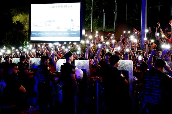 galatasaray-taraftarinin-sevgilisi-mauro-icardi-istanbulda-binlerce-taraftar-havalimanina-akin-etti-1690582457602.jpg Galatasaray taraftarının sevgilisi Mauro Icardi İstanbul'da! Binlerce taraftar havalimanına akın etti - 1