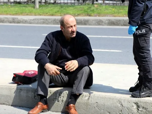 Takla atıp hurdaya dönen otomobilden burnu bile kanamadan çıktı - 1