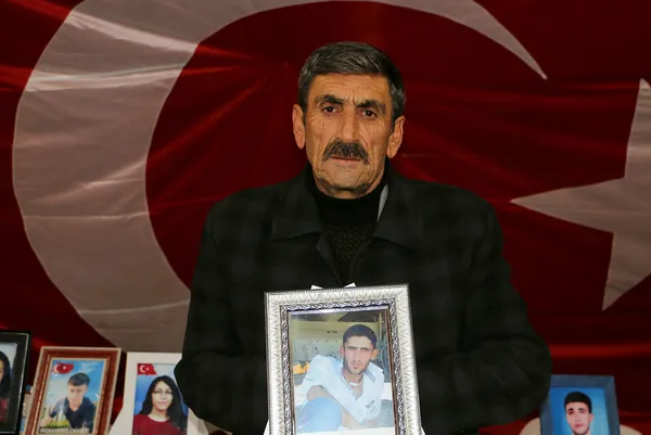oglu-daga-kacirilan-acili-baba-hdpye-isyan-etti-ben-oglumu-hdp-ve-pkkdan-istiyorum-1671349095861.jpg Oğlu dağa kaçırılan acılı baba HDP'ye isyan etti! Ben oğlumu HDP ve PKK’dan istiyorum - 2