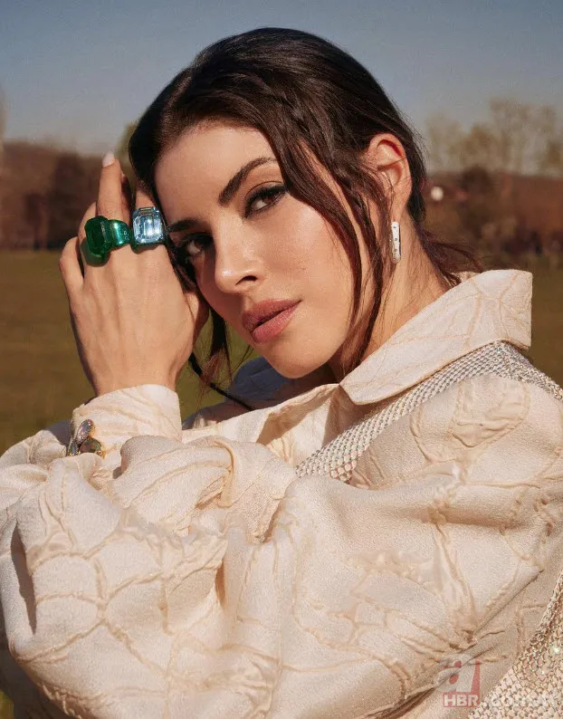 Azra Akın fena yakalandı! Makyajsız hali olay oldu! “Sen de yaşlanmışsın” 20