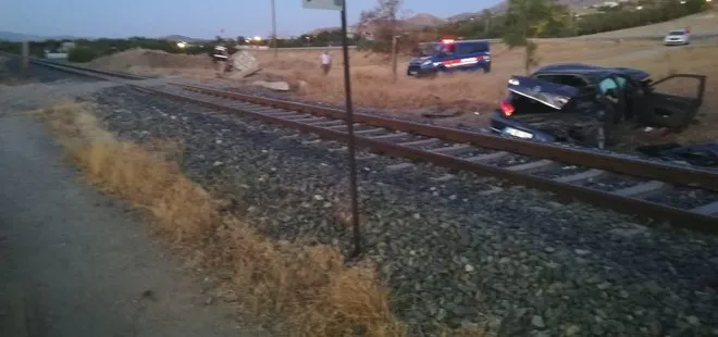 Film sahnesi gibi: Trenin çarptığı otomobilden atlayarak son anda kurtuldu