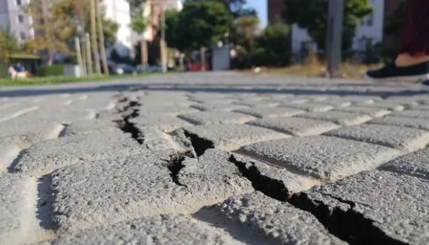 Deprem sonrası Silivri Yoğurtçu Parkı’nda korkutan görüntü! Çatlak büyüdü
